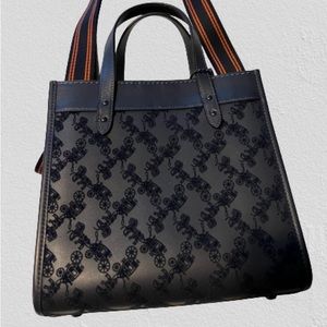 Field Tote 22 With Horse And Carriage Midnight Navy/Pewter